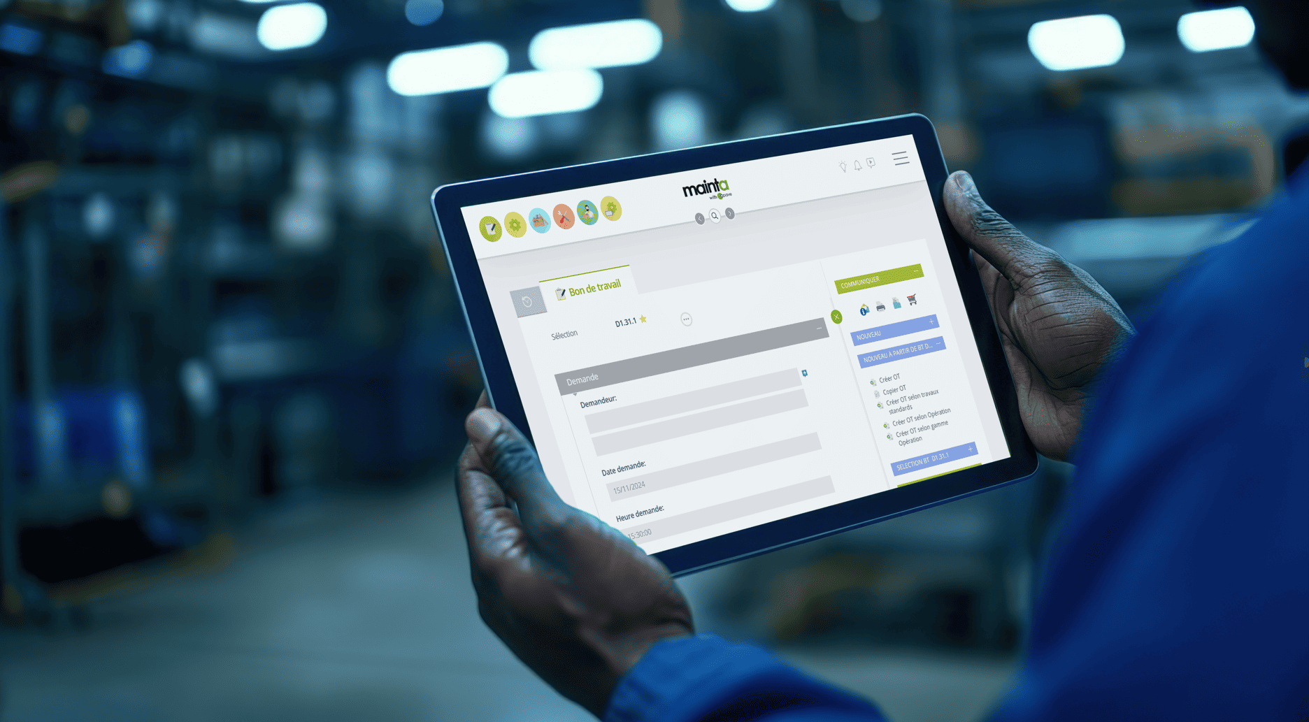 Technicien utilisant une tablette avec le logiciel de gestion de maintenance Mainta GMAO dans un environnement industriel
